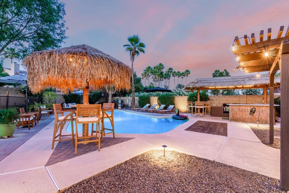 Tiki Paradise w Htd Pool Putt Grn Tiki Bar