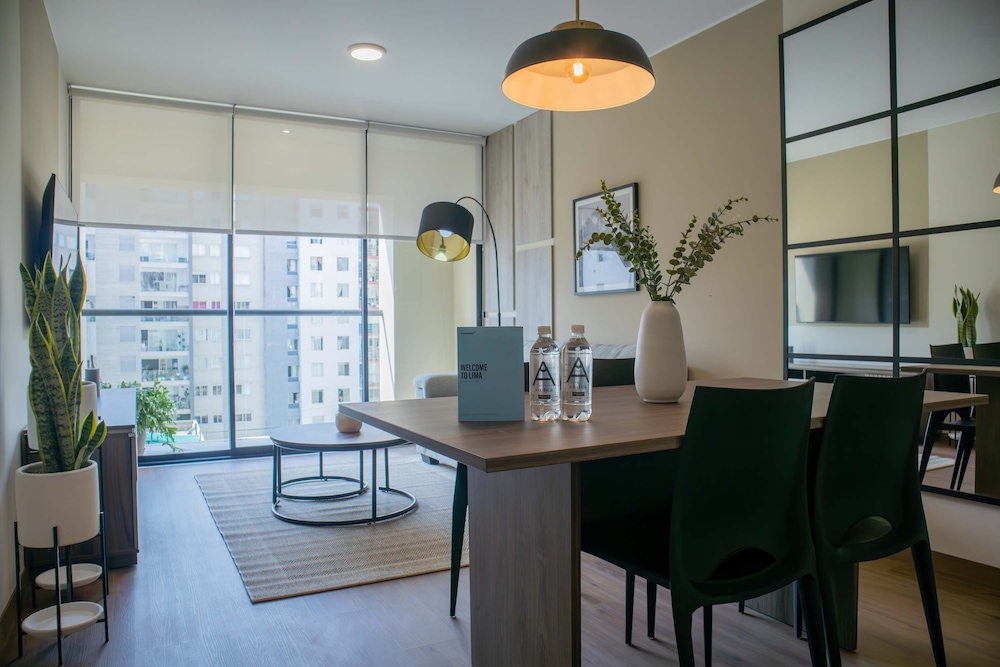 w Striking 1BR w Perfect Balcony Near Kennedy Park