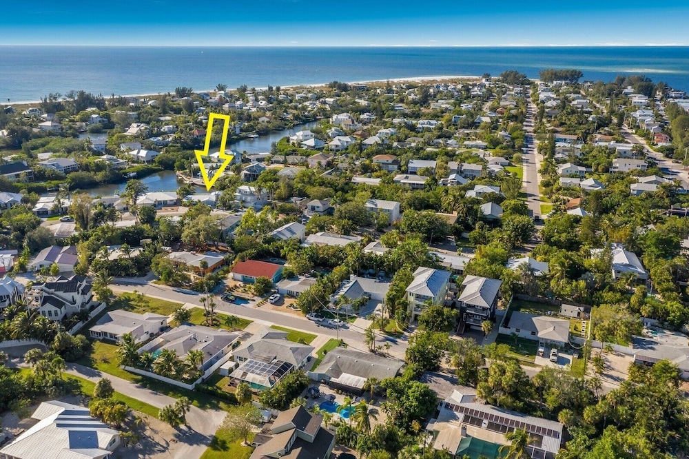 Gladiolus On The Water 3 Bedroom Home by RedAwning