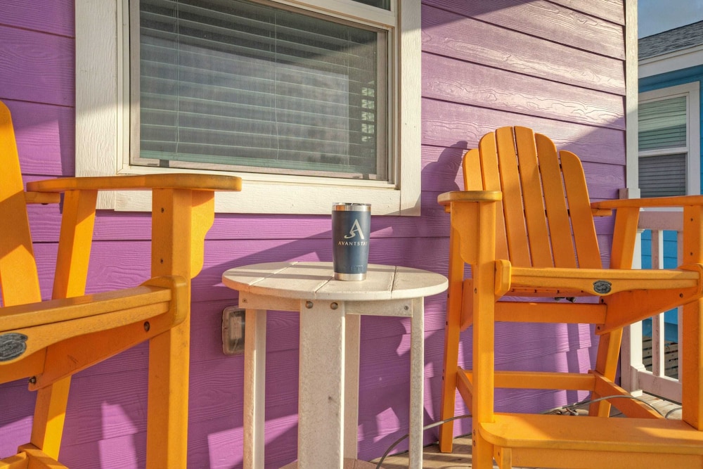 Purple Parrot by Avantstay Heated Pool, Beach Access & Central Port A Location