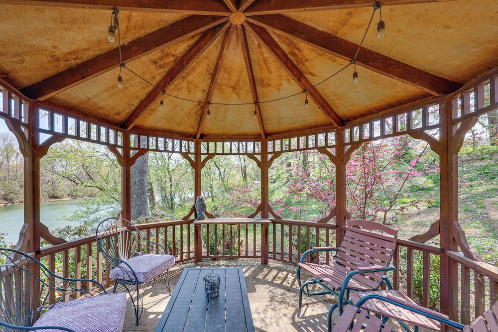 Private Dock: 'the River House' in Heber Springs!