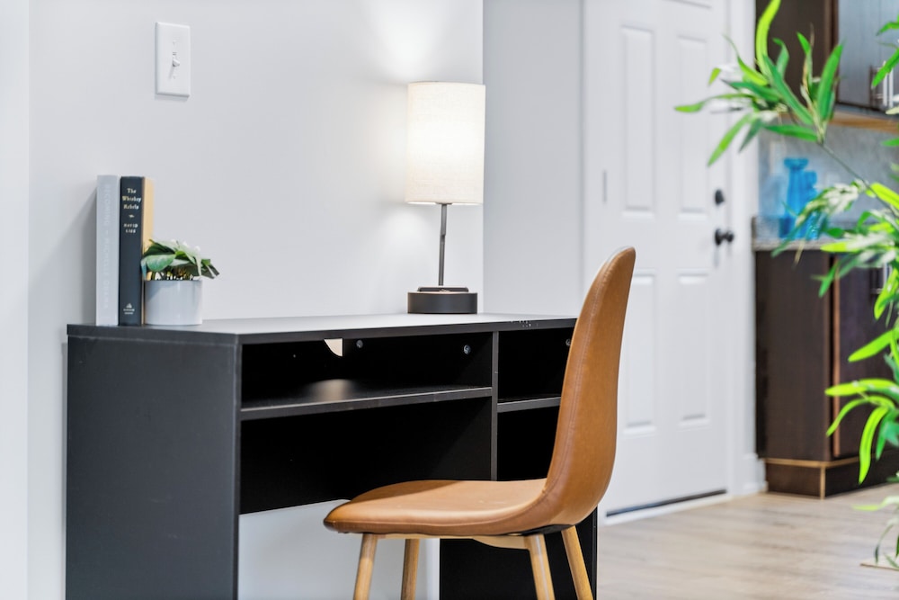 Stylish 1BR in Lakeview - Brompton 1 rep