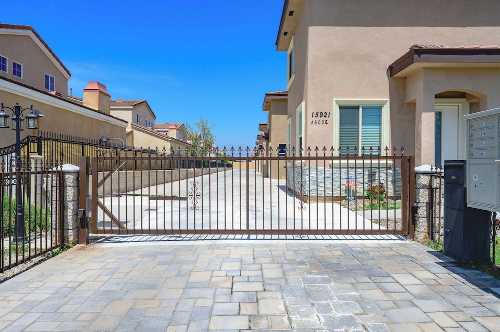 Modern Spacious Home Bright, Family Group Friendly
