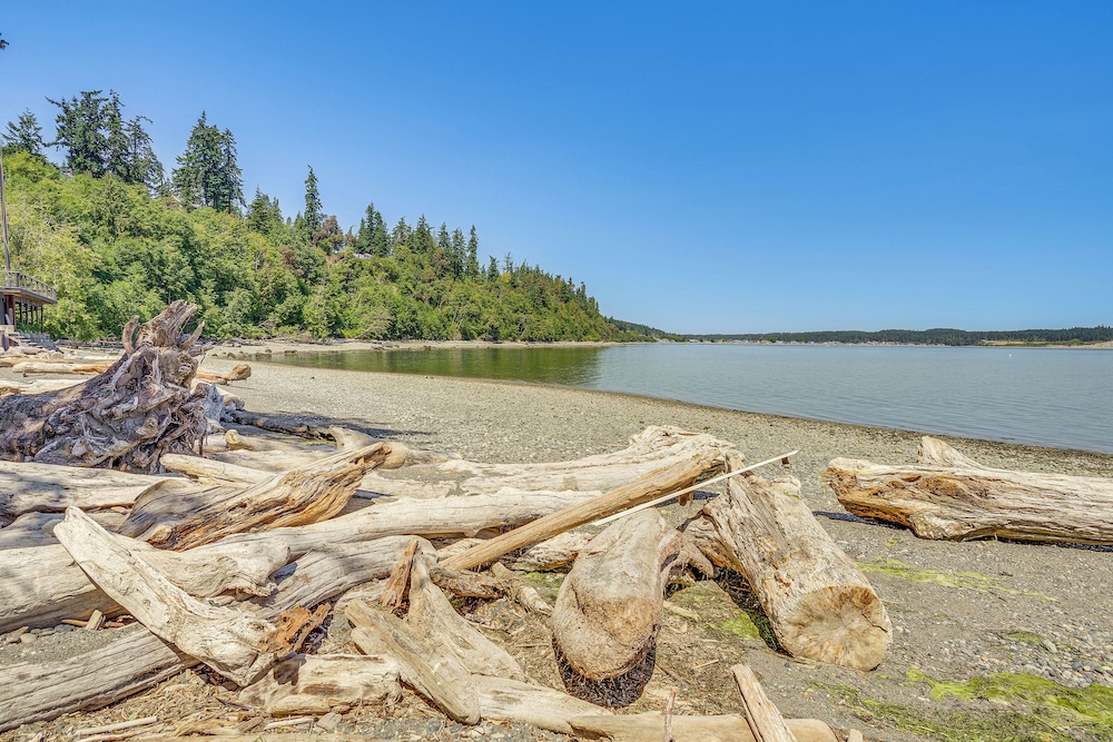 Mtn-view Camano Island Retreat Overlooking Beach