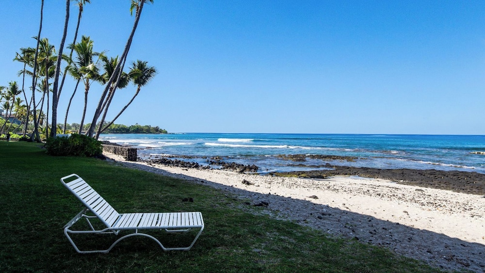 Stunning Top Floor Ocean Front Condo AC & Wifi