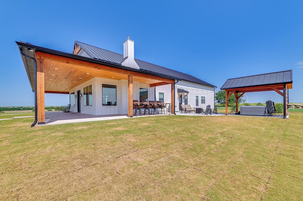 Rural Home w/ Hot Tub < 7 Mi to Winery & Golfing