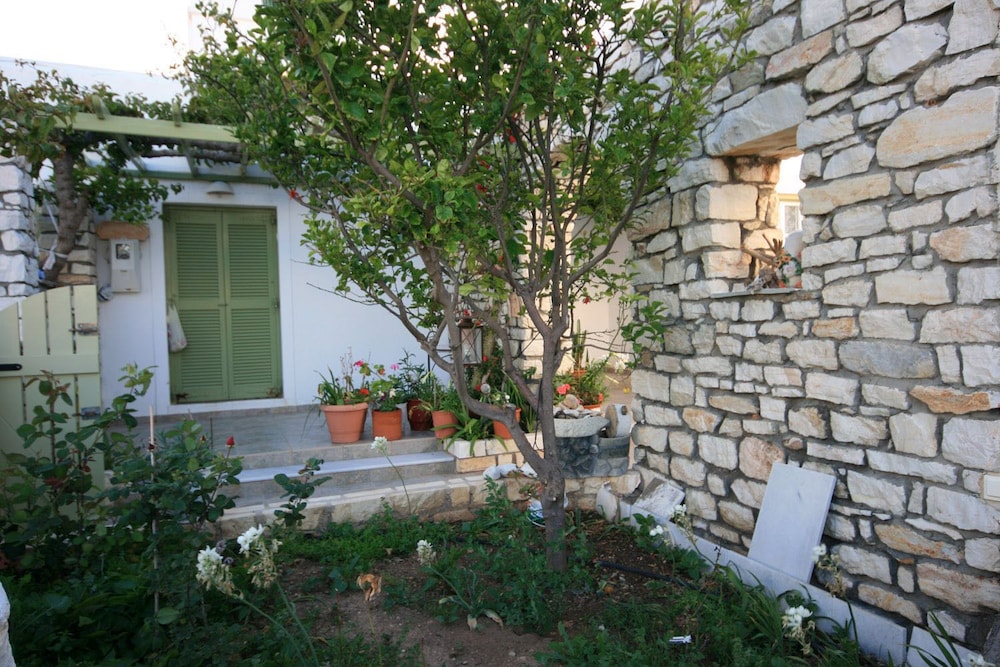 Leonardos Apartments