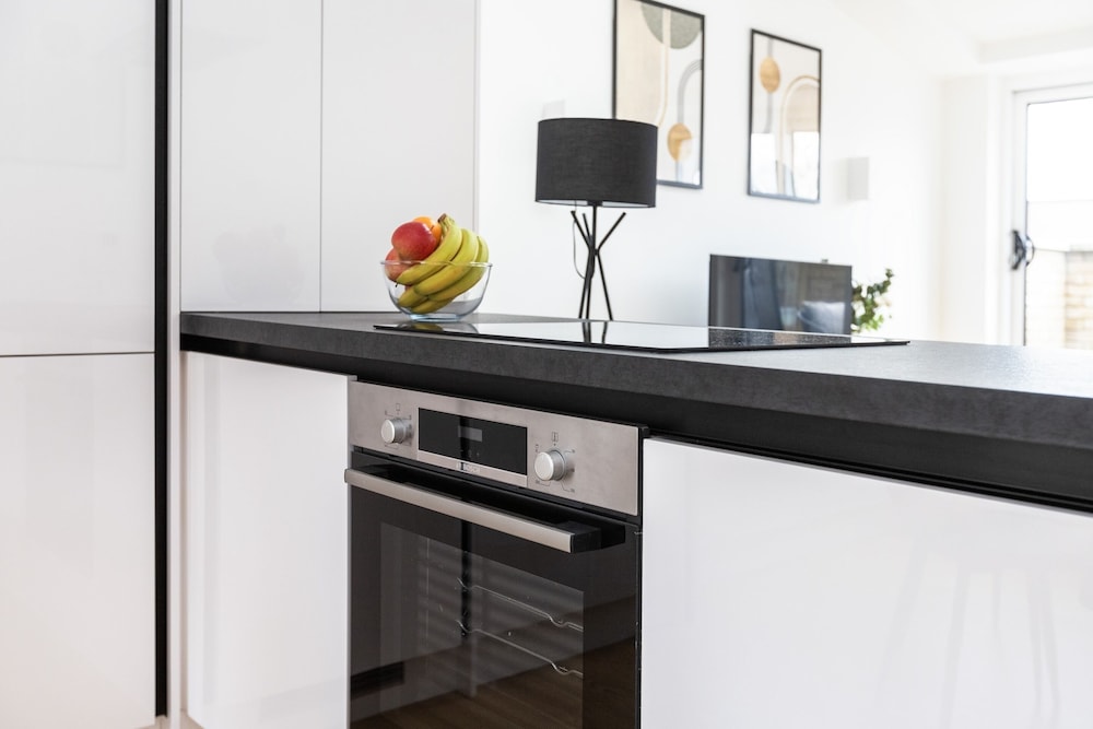Modern 2BR 2BA with Balcony by Soho