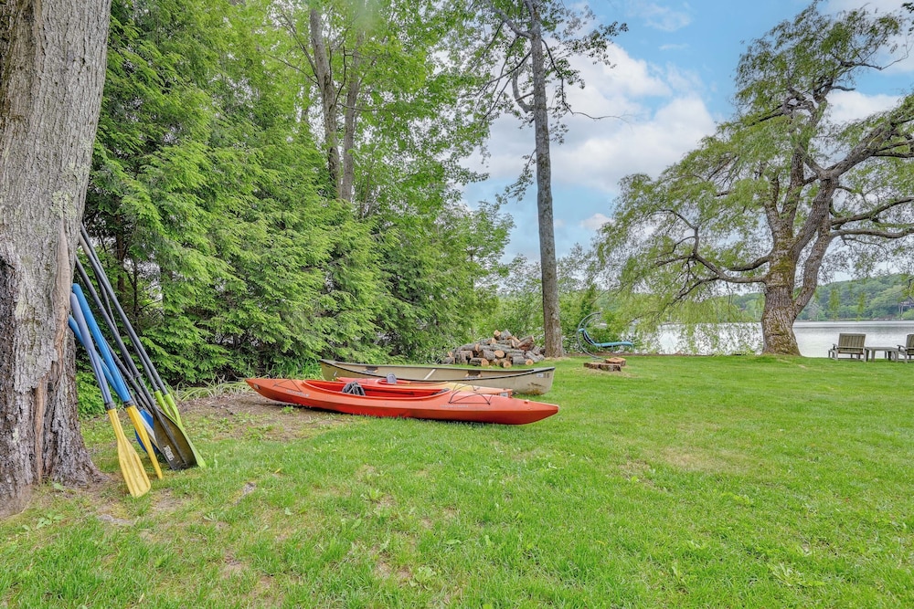 Lakefront Westhampton Cabin w/ Beach + Kayaks!