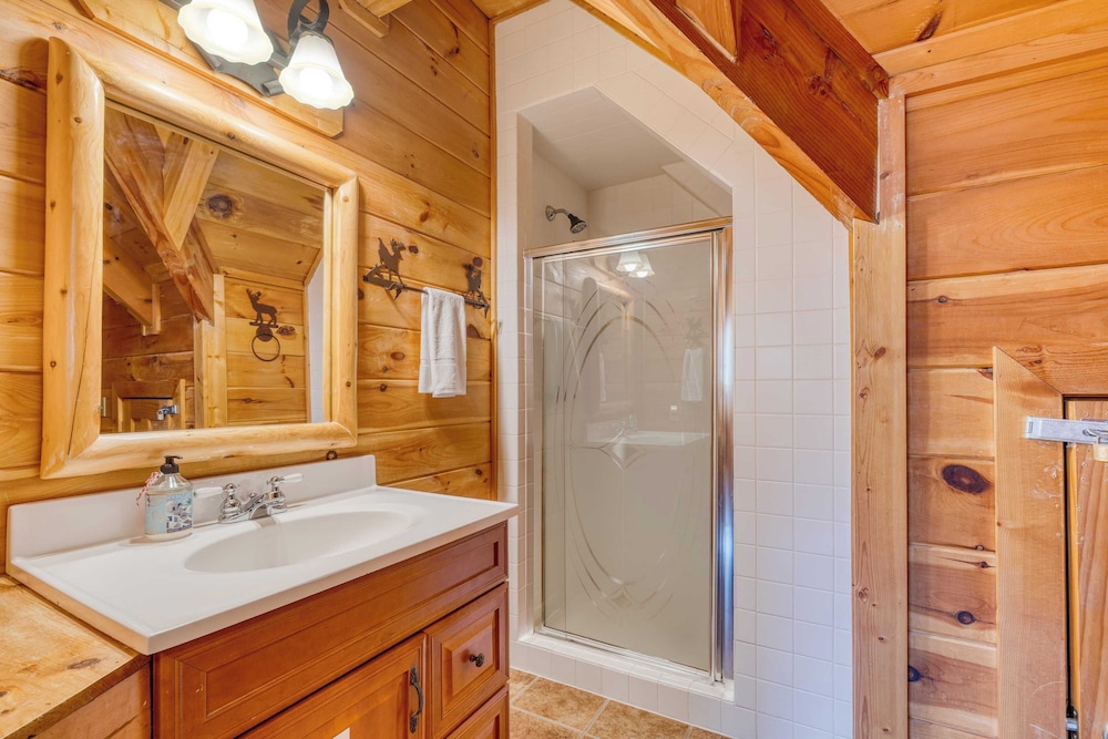 Hottub, Game Room, Forest Views, Near Gatlinburg Four Bears Lodge by Avantstay