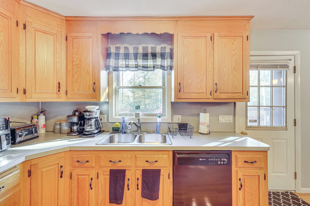 Pool, Deck & Grill: Spacious Apt in Naugatuck!