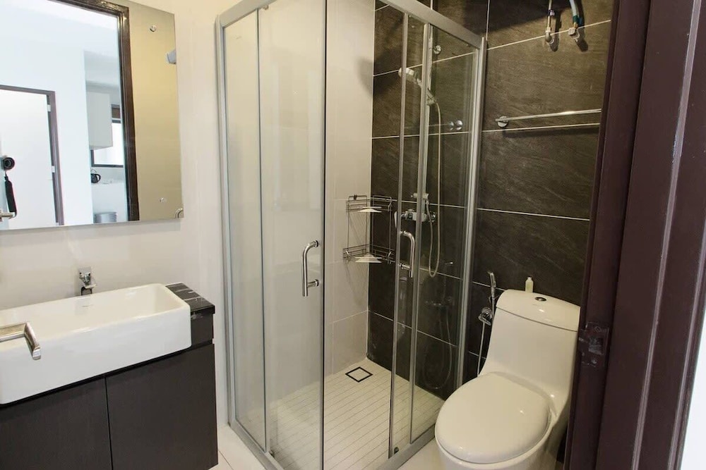 High-floor 2BR Suite, Water Views, Free Parking