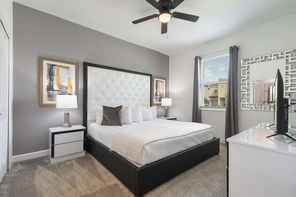 Luxury 10-bedroom Villa in Champions Gate Resort