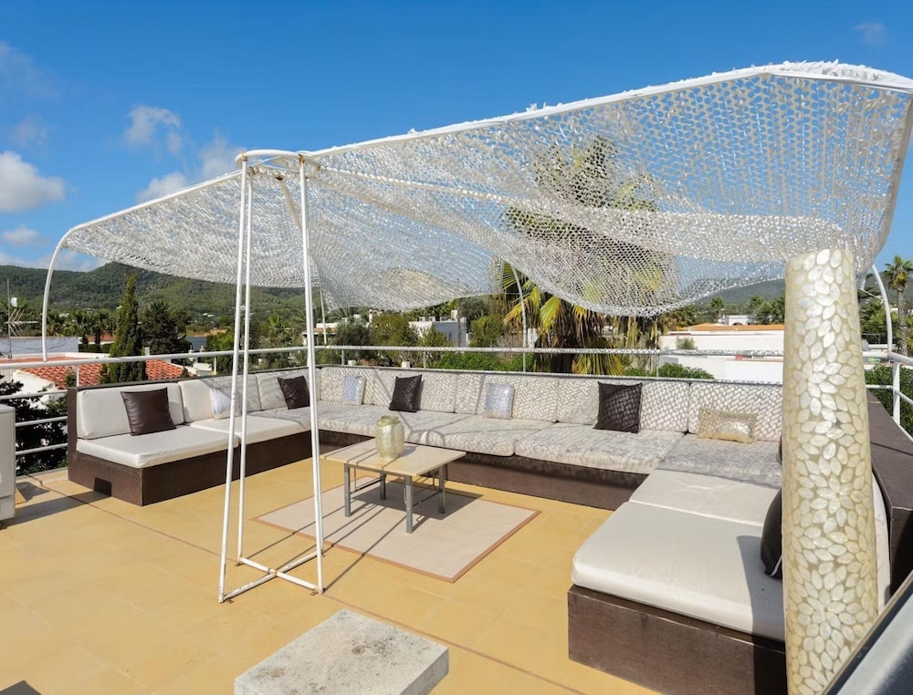 Modern Villa With Pool Near Town