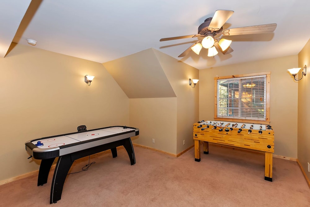 Big 10 Luxury Cabin with HotTub