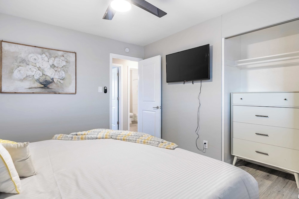 Indianola Oasis Private Pool, Outdoor Living & Old Town Access