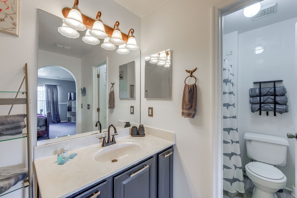 Swim, Golf & Explore: Family Gem in Davenport!