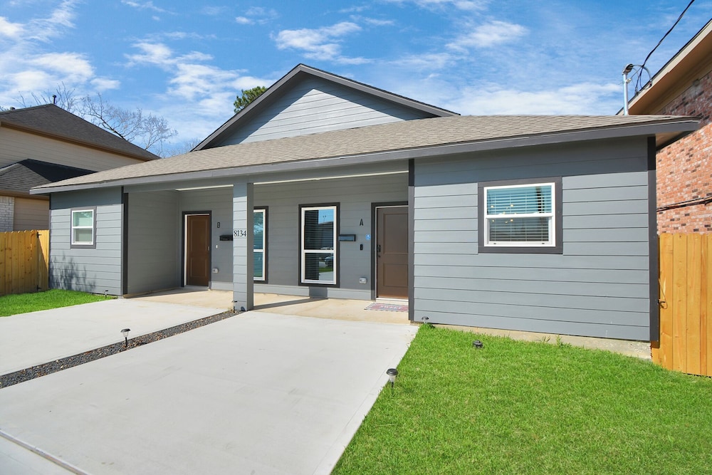 Cozy Retreat Near NRG Stadium, Free parking, Wi Fi - Image 1