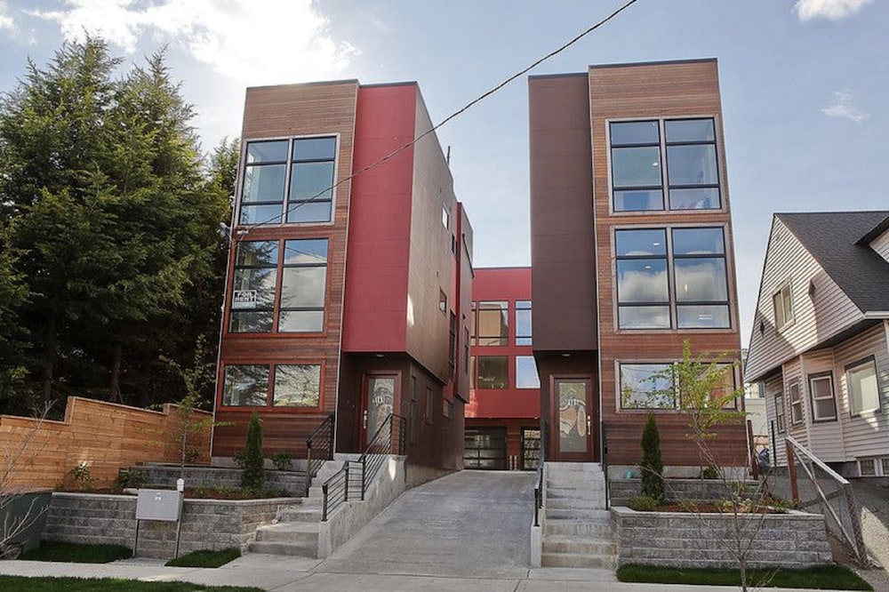 Central Modern Home with Rooftop