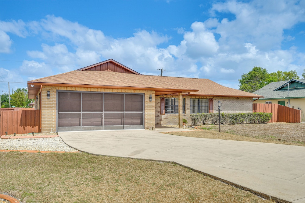 6 Mi to Gemini Springs Park: Chic Home w/ Pool!