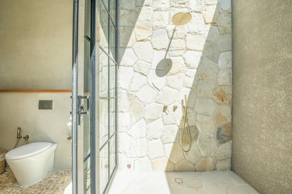 Stylish 5BR Boho Hideaway, 5 Minutes Bingin Beach