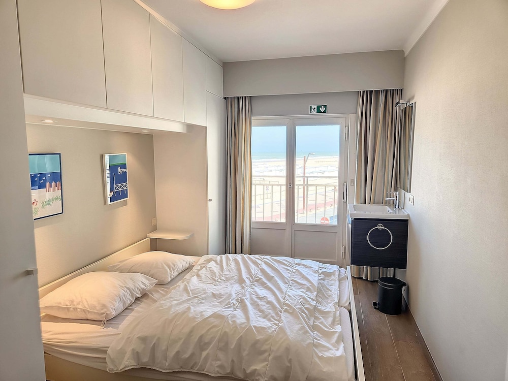Apartment Albertstrand With Stunning Seafront View