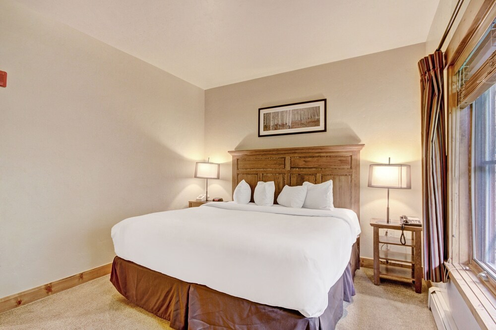 Rocky Mountain Luxury - Large Ski-in Winter Townhome 6ppl 2 Bedroom Townhouse by RedAwning