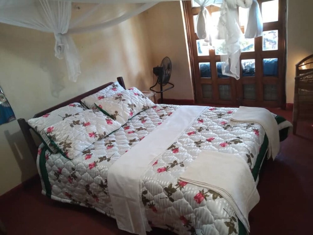 Impeccable 3-bed Cottage in Cape Maclear view 2