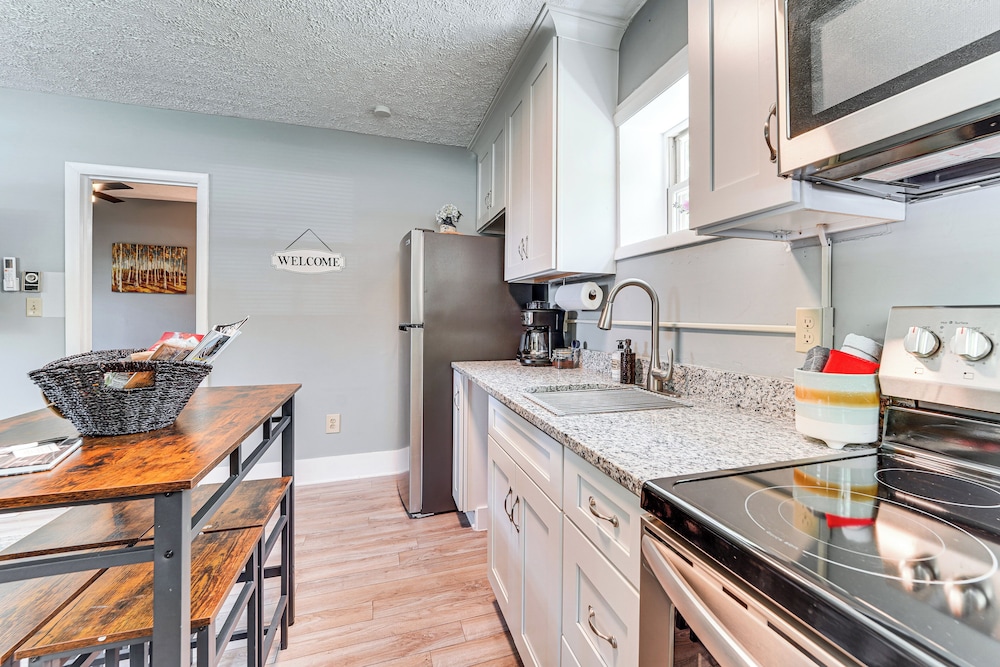 2 Mi to Main Street: Cozy Cabin in Monterey!