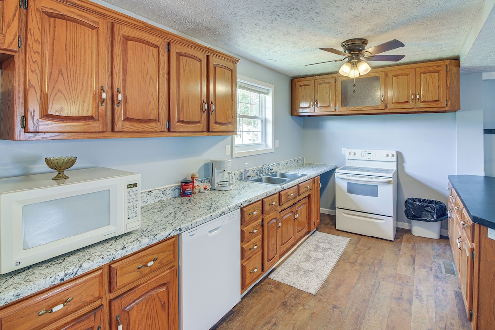 7 Mi to Barren River Lake: Quiet Getaway w/ Yard!