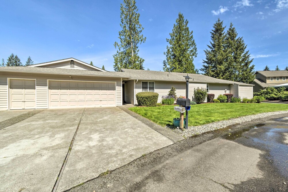 Spacious Family Home on Golf Course: Hike & Bike! view 2