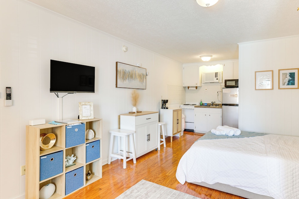Walk to North Myrtle Beach: Studio w/ Pool Access!