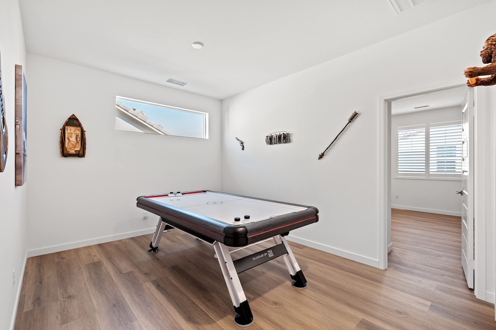 Spacious 5BR Getaway w Game Room Modern Comfort