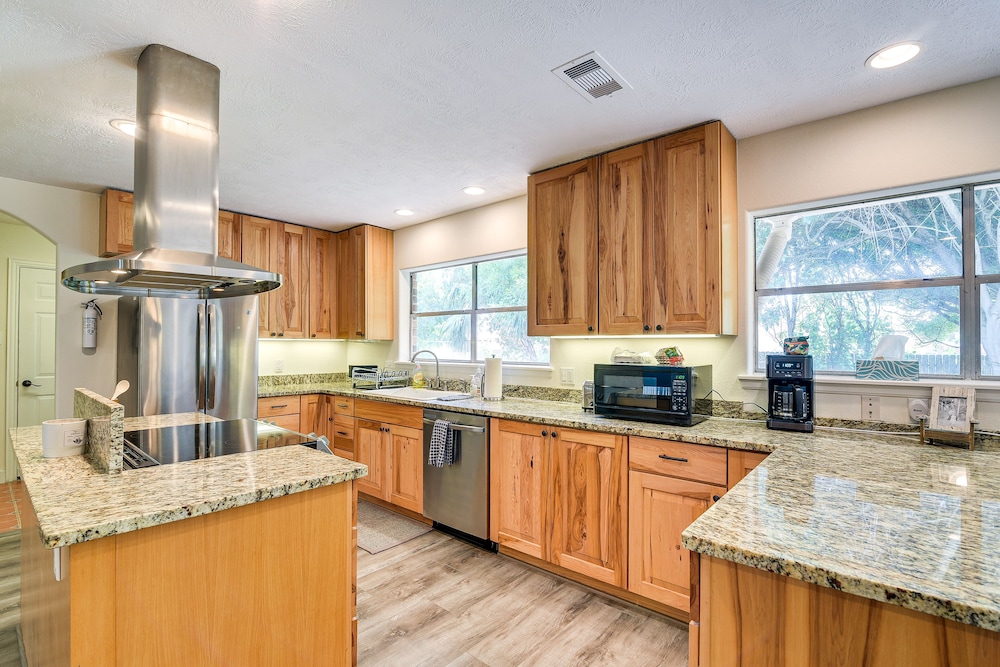 Walk to Beach: Galveston Getaway w/ Deck!
