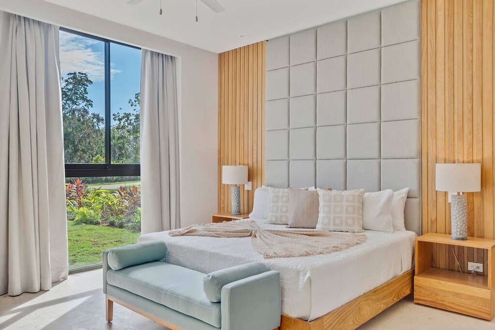 Contemporary 5 BR Luxury Golf Villa w Large Pool