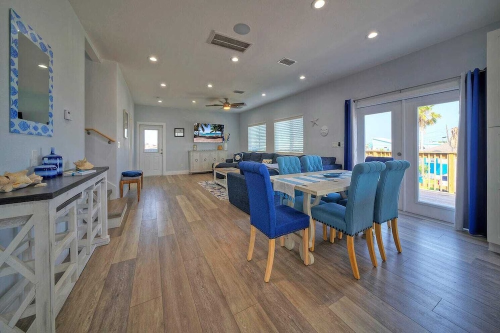 Sleeps 22! 2 Homes Priv Pool, Putting Green, Bar, Deck, Prime Port A Location