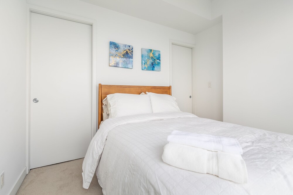 Sky Home with Stunning View of Toronto and Lake Ontario - Image 2