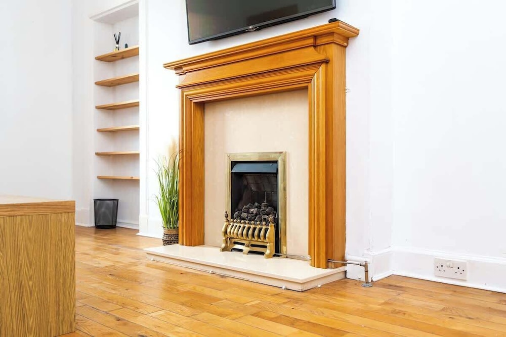 2 Bedroom House - Free Parking