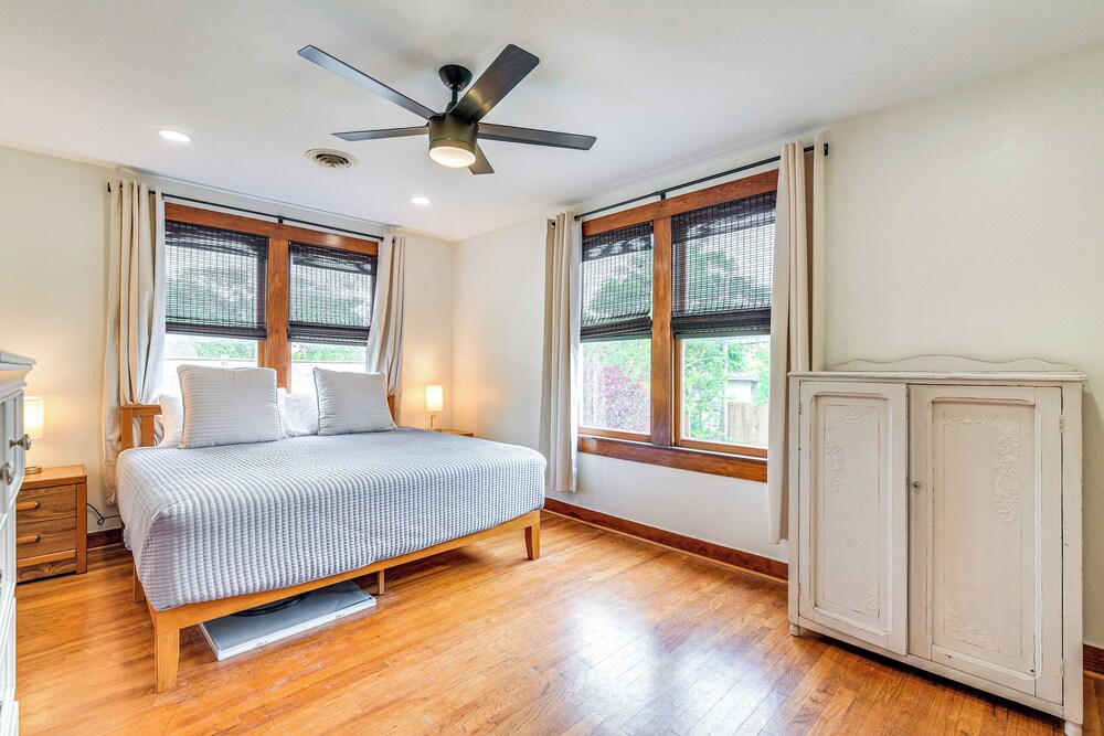 2 Mi to Pleasure Pier: Pet-friendly Gem w/ Yard