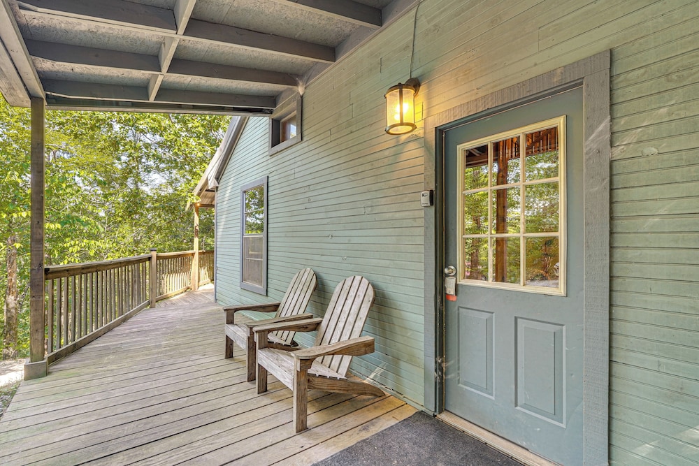 3 Mi to Beavers Bend State Park: Hot Tub Hideaway!