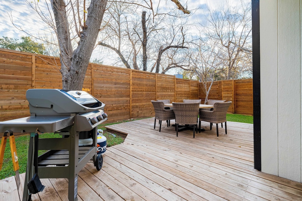 Private Yard w/ BBQ & Games, Steps to South Congress & Barton Creek Clarksburg
