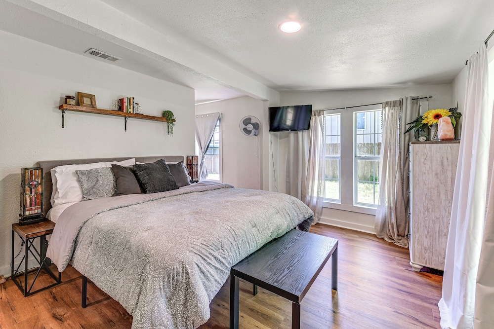 Pet-friendly Home w/ 1-acre Yard in Aubrey