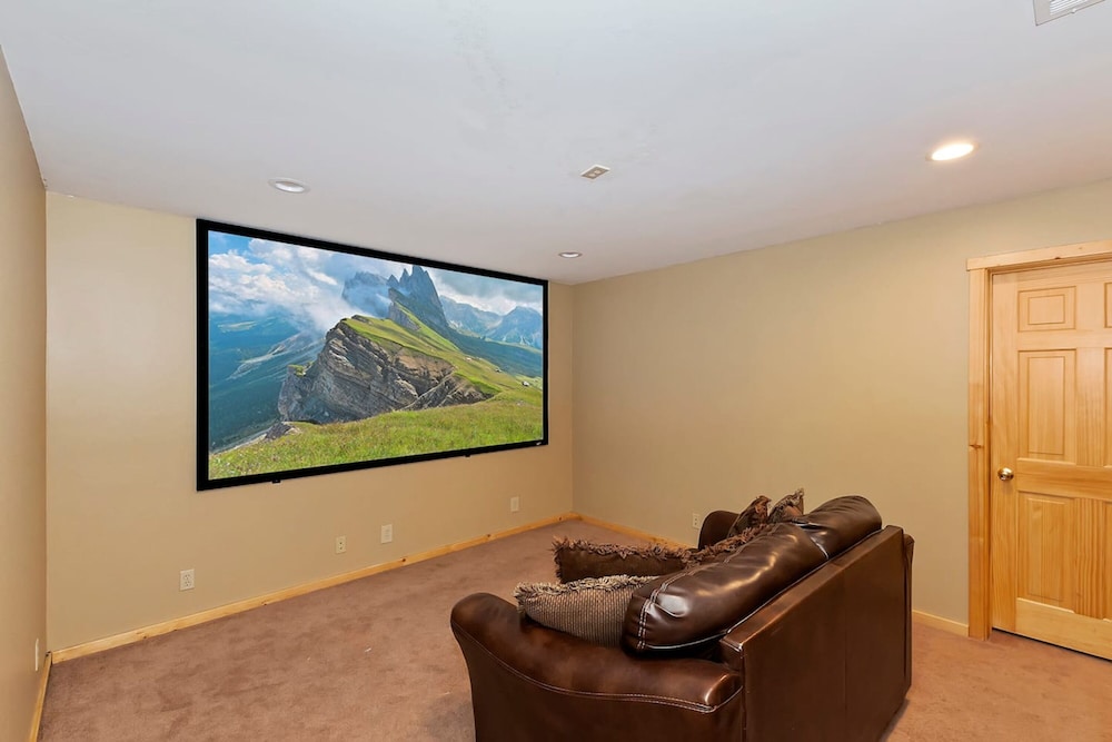 Big 10 Luxury Cabin with HotTub