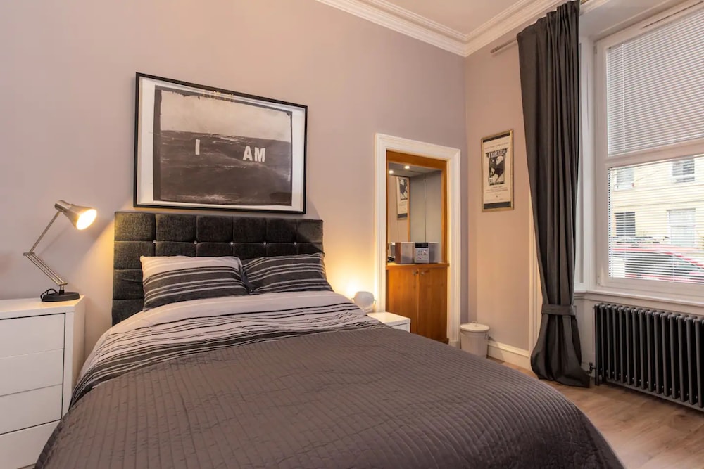Spacious 2 Bedroom House Near The Meadows view 4