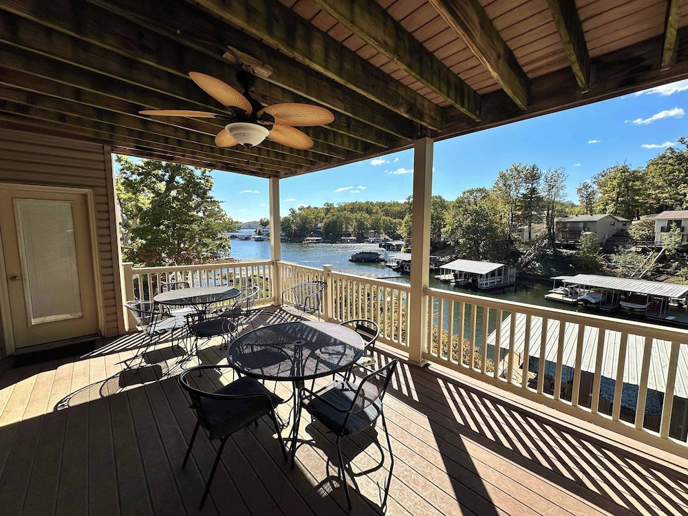 Lake It Easy - Waterfront Getaway With 7 Bedrooms!