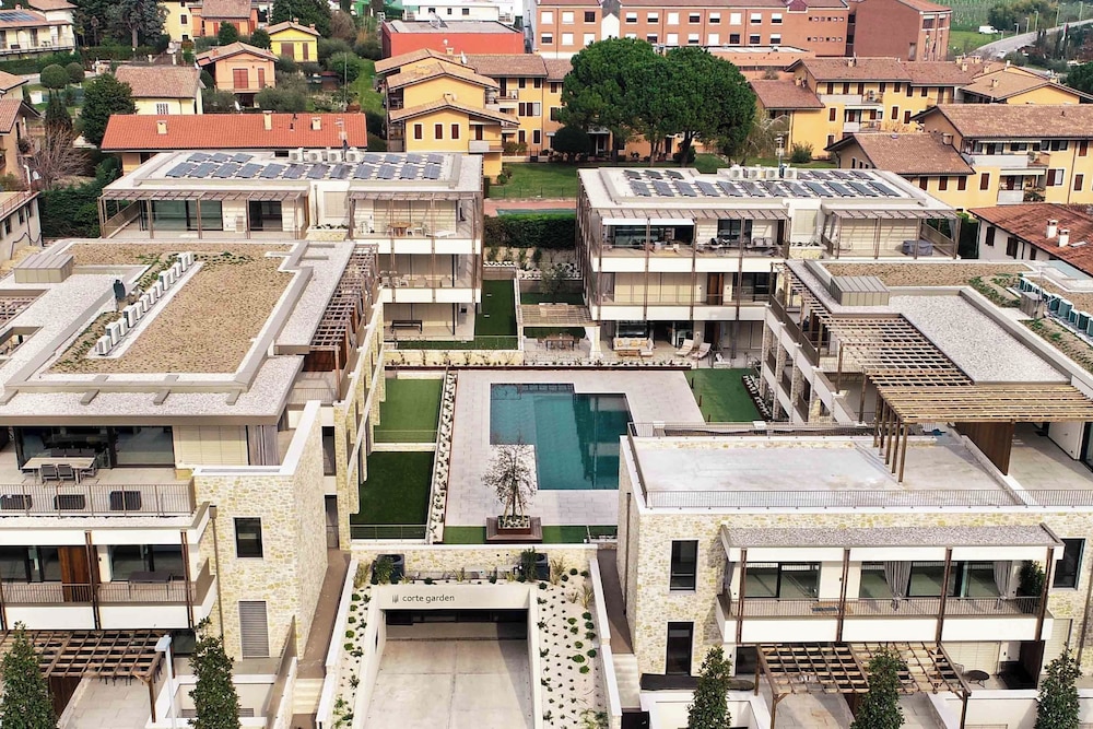 SalvatoreHomes - Pure Luxury in the Centre of Bardolino with Pool & Private Jacuzzi - Casa Olivia - a 5 Star Luxury Collection at Lake Garda