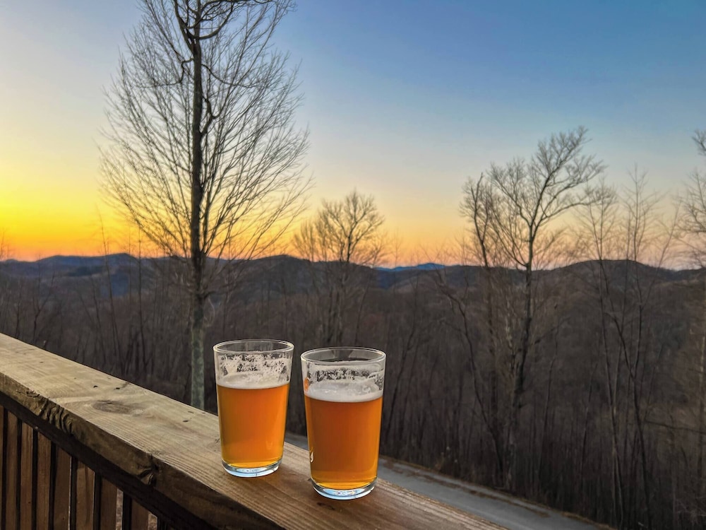 3 Kings 4 Bunks-sleeps 10-smart TV X6-parking out Front-full Kitchen-hot Tub