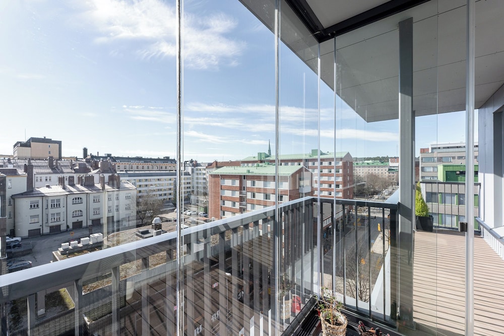 Luxurious 1BR Penthouse with Balcony