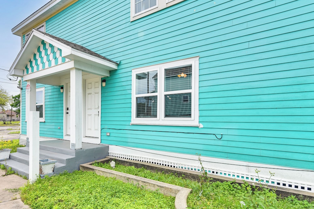 1 Mi to Historic Pleasure Pier: Galveston Home