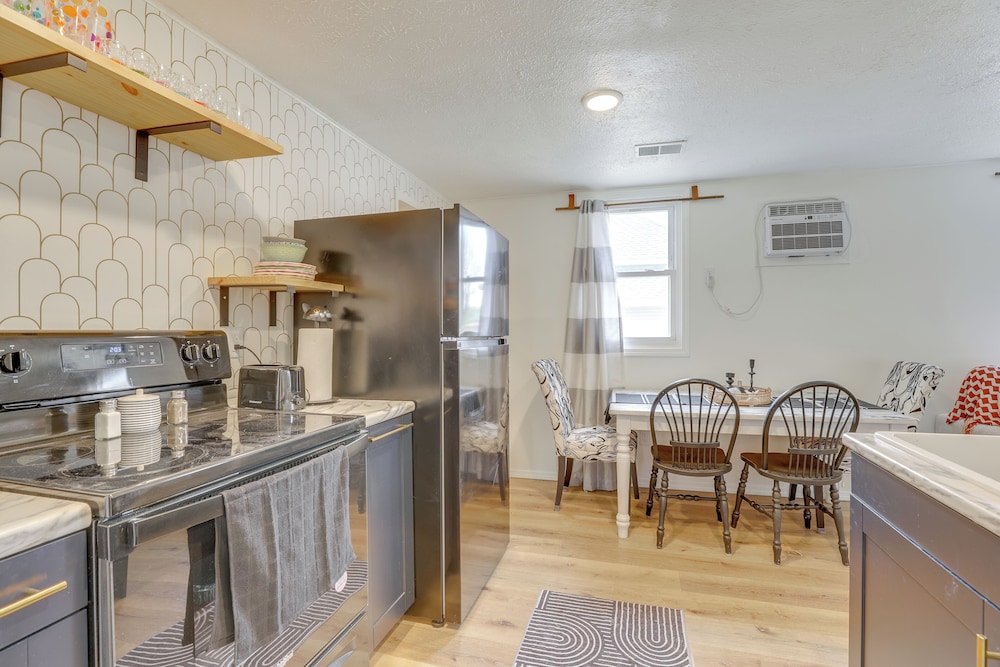 Walk to Memorial Stadium: Family Home w/ Patio